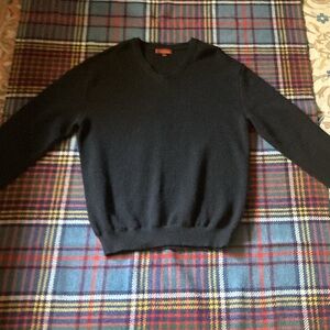 Andean men’s 100% alpaca V-neck sweater. Luxurious black, classic. Made in Peru.